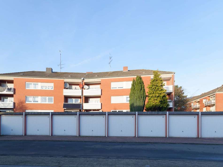 weitere Garagen hinter dem Hau