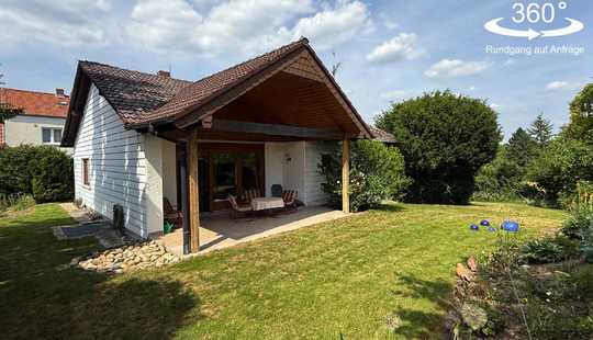 Bild von Freistehendes Einfamilienhaus mit Terrasse auf großem Grundstück