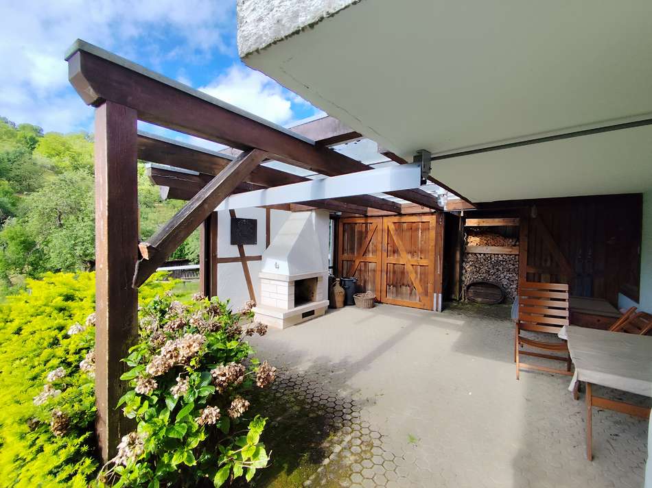 Überdachte Terrasse mit Kamin