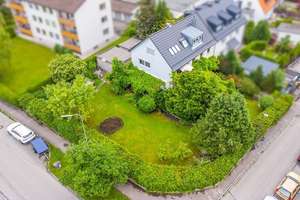 Eigennutzung im EG möglich! Vermietetes 3-Parteien-Haus auf sonnigem Eckgrundstück in ruhiger Lage – Die vollständige Adresse der Immobilie erhältst du vom Anbieter., 82166 Gräfelfing – Vorschaubild 1