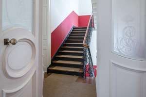 5 Zimmer -Altbauwohnung / Friedrichstraße/im 3. OG eines sehr gepflegten Wohn- und Geschäftshauses.
