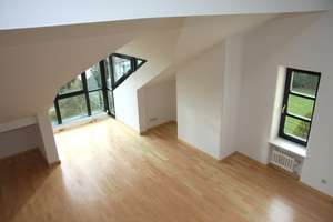 Mitten im Grünen - Außergewöhnliche DG-Wohnung mit neuer Küche, Einbauschränken, Galerie und Garten – Westpreußenstraße 38, 81927 Englschalking, München – Vorschaubild 9