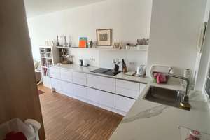 Helle 2-Zimmer-Wohnung mit Balkon und moderner Einbauküche – Die vollständige Adresse der Immobilie erhältst du vom Anbieter., 80686 Land in Sonne, München – Vorschaubild 2