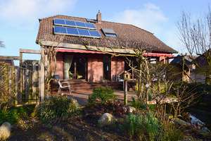Lichtdurchflutetes Einfamilienhaus mit zwei Bädern, Vollkeller, Kamin und großem Teich im Garten! – Die vollständige Adresse der Immobilie erhältst du vom Anbieter., 30890 Barsinghausen – Vorschaubild 1