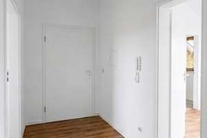 Frisch renovierte Wohnung mit außergewöhnlicher Raumhöhe, neuer Einbauküche, Südbalkon und Garage – Die vollständige Adresse der Immobilie erhältst du vom Anbieter., 72770 Betzingen, Reutlingen – Vorschaubild 2