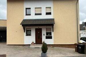 Freistehendes Dreifamilienhaus in Bad Camberg Balkon, Terrasse, 1 Garage und sonnigem Garten in ruhi