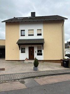Freistehendes Dreifamilienhaus in Bad Camberg Balkon, Terrasse, 1 Garage und sonnigem Garten in ruhi