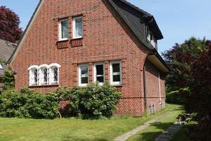 Familienfreundliche Rotklinkervilla auf großem Grundstück in  Wellingsbüttel