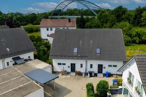 + Moderne und helle Doppelhaushälfte mit innovativer Technik in Straubing + – Die vollständige Adresse der Immobilie erhältst du vom Anbieter., 94315 Hornstorf, Straubing – Vorschaubild 1