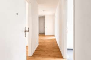 Jetzt verfügbar | 3-Zimmer-Wohnung (Typ 27 groß) mit Balkon, Gäste-WC und eigenem Keller – Raderberggürtel 50, 50968 Marienburg, Köln – Vorschaubild 3