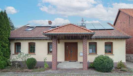 Bild von Modernisiertes Einfamilienhaus mit Garten, Kaminofen und PV-Anlage in Everingen