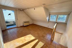 Renovierungsbedürftige 3-Zi.-DG-Whg. mit Balkon * Garage + Stpl. * Gartenanteil * Top Wohnlage * – Die vollständige Adresse der Immobilie erhältst du vom Anbieter., 70327 Wangen, Stuttgart – Vorschaubild 2