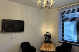 Möbliert auf Zeit: 2-Zimmer-Altbau Altstadt, ruhige Seitenstraße, 5 Min zum Rhein – 40213 Altstadt, Düsseldorf – Vorschaubild 21