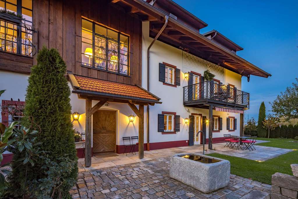 Immobilie in Frasdorf - Ein Refugium mit Stil - Anspruchsvoll Wohnen im Landschlößl - Bild 0