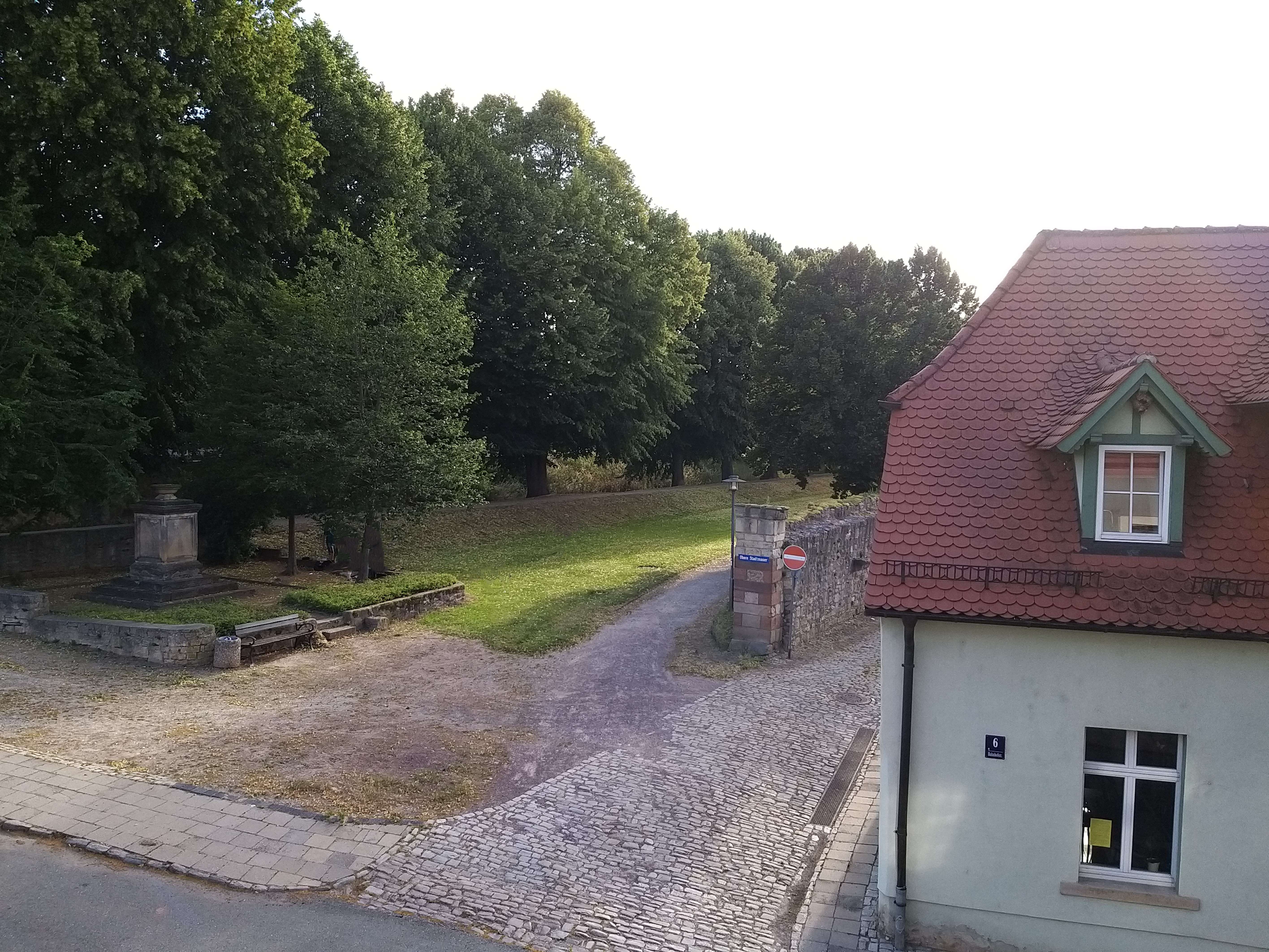 Repräsentatives Eckgebäude an der alten Stadtmauer, Burgenlandkreis – Bild 4