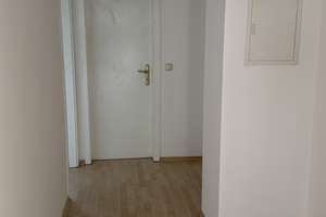 Stilvolle EG-Wohnung mit eigenem Eingang, Garten & Top-Lage – Brunhuberstraße 8c, 93053 Galgenberg, Regensburg – Vorschaubild 3