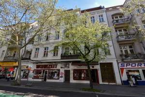 RUHIGE ALTBAUPERLE: STILVOLLE 2-ZIMMER-WOHNUNG MIT BALKON IM HERZEN VON FRIEDENAU I PROVISIONSFREI – Rheinstraße 50, 12161 Friedenau, Berlin – Vorschaubild 1