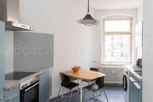 Einzugsbereit und WG geeignet:  Sonnige 2-Zimmer-Altbauwohnung im beliebten Friedrichshain