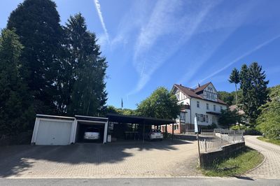 8,91 % Rendite in Bad Sachsa: 6-Parteienhaus mit 2 Garagen und 2 Carportstellplätzen