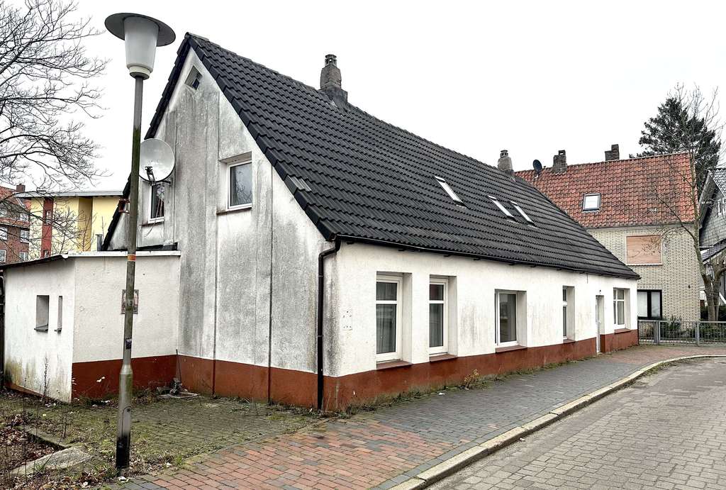 Stark sanierungsbedürftiges Mehrfamilienhaus + Option aufs Nachbargrundstück