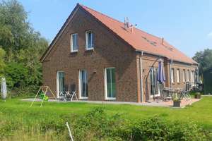 Moderne Doppelhaushälfte in ruhiger Feldrandlage – ideal für Paare & kleine Familien – Die vollständige Adresse der Immobilie erhältst du vom Anbieter., 26556 Eversmeer – Vorschaubild 1