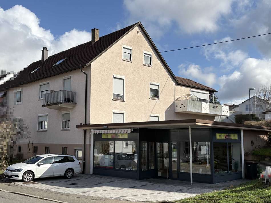 Frontansicht mit Ladengeschäft