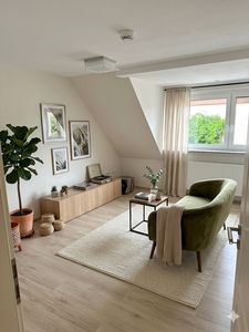Wohnkomfort über den Dächern: Sanierte Maisonette-Perle mit Klimaanlage, Balkon & Garage