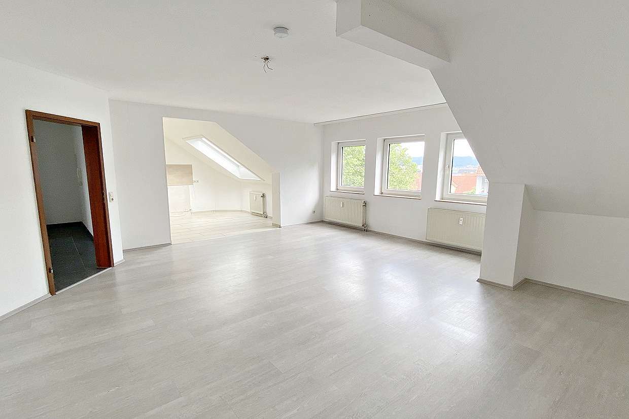 Immobilie in Stockstadt am Main - HELLE DACHGESCHOSSWOHNUNG MIT MODERNEM GRUNDRISS, TG- UND AUßENSTELLPLATZ!
 - Bild 2