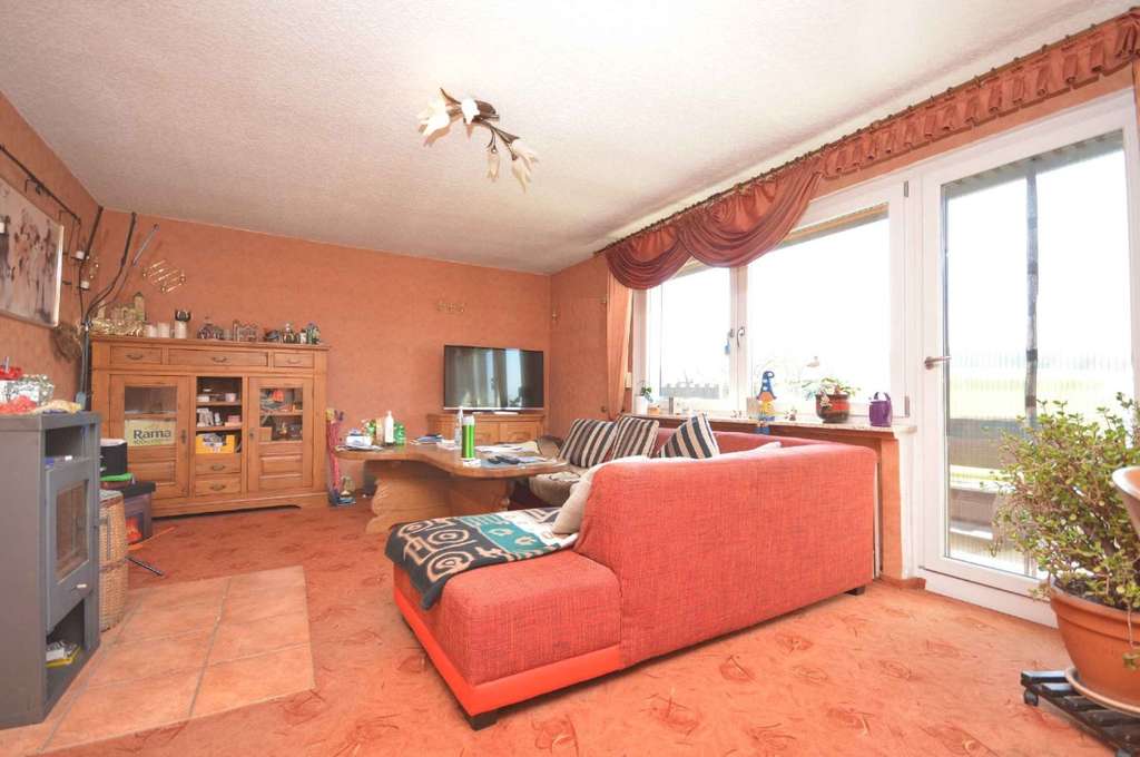 Immobilie in Liebenburg - Freistehendes Einfamilienhaus in Feldrandlage mit 7 Zimmern, Keller + Doppelgarage. - Bild 2