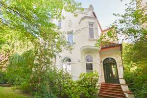 Hochparterre-Wohnung in denkmalgeschützter Stadtvilla!