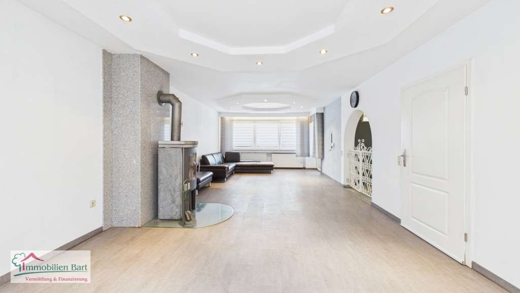 Immobilie in Rehlingen-Siersburg - REHLINGEN-SIERSBURG:
WOHNHAUS / 267 M² WOHNFLÄCHE / GR. GARTEN / GARAGE / CARPORT / WEITBLICK! - Bild 3