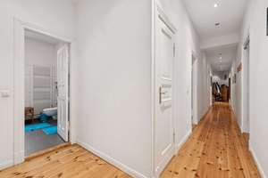 GRÜNDERZEIT-ALTBAUWOHNUNG MIT 2 BALKONEN, AUFZUG UND ENERGIEEFFIZIENZKLASSE B IN BESTLAGE – Liebigstraße 36, 10247 Friedrichshain, Berlin – Vorschaubild 7