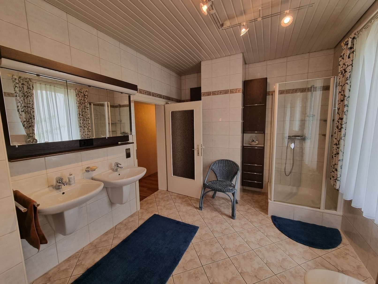 Immobilie in Untermerzbach - Großzügiges Wohnhaus mit Gewerbeeinheit, Garagen und kleinem Garten in zentraler Lage von Untermer - Bild 4