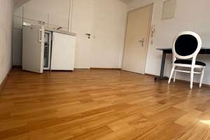 Gepflegte 1 Zi .-Wohnung im DG mit Küchenzeile und Kellerraum in 70469 Stgt.-Feuerbach, WM: 455€