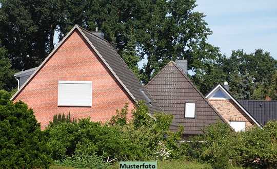 Freistehendes Einfamilienhaus mit Dachterrasse und 3 Garagen