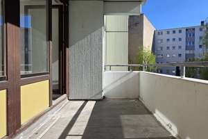 Freiwerdende 4-Zimmer-Wohnung  mit Süd-Westloggia und Fahrstuhl  nur 300 Meter vom Kudamm! – Lewishamstr. 9, 10629 Charlottenburg, Berlin – Vorschaubild 6