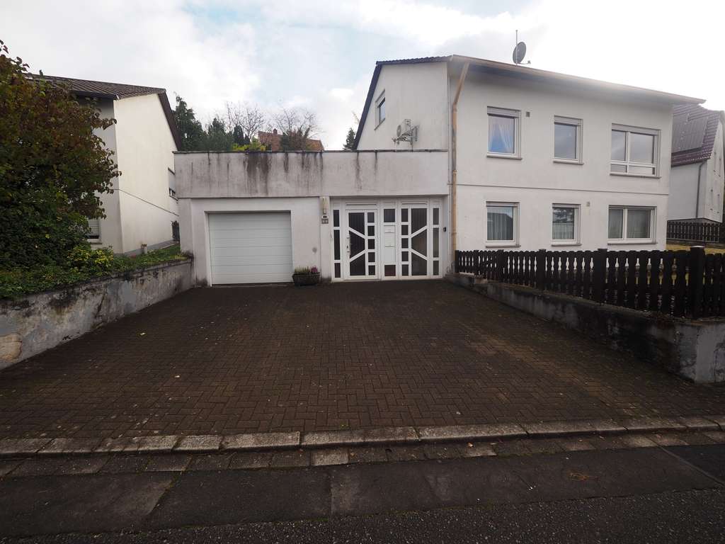 FREISTEHENDES EINFAMILIENHAUS MIT EINLIEGERWOHNUNG IN BEGEHRTER LAGE VON HOMBURG-EINÖD