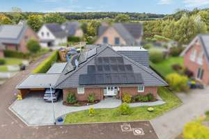 Exklusiver Walmdachbungalow – Stilvolles Familienwohnen auf höchstem energetischen Niveau – Die vollständige Adresse der Immobilie erhältst du vom Anbieter., 21493 Schwarzenbek – Vorschaubild 2