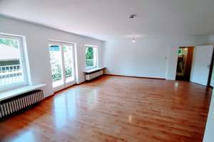 Lichtdurchflutete 4½-Zimmer-Gartenwohnung mit 2 Balkonen, schöner EBK - Privacy, S2 U-Menzing