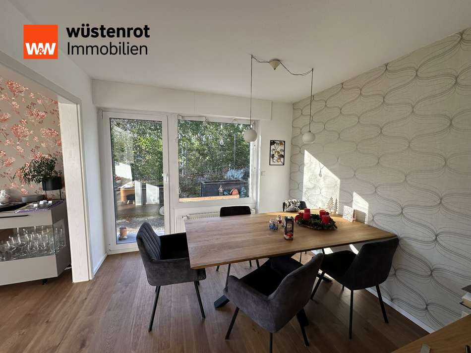 Esszimmer mit Zugang zum Garte