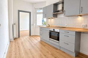 Sanierte 3-Zimmer-Wohnung mit hohen Decken, Balkon und Einbauküche