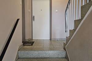Geschmackvolle Hochparterre-Wohnung mit zweieinhalb Zimmern sowie Balkon und EBK in Fürth – Voltastraße 16, 90766 Hardhöhe, Fürth – Vorschaubild 2