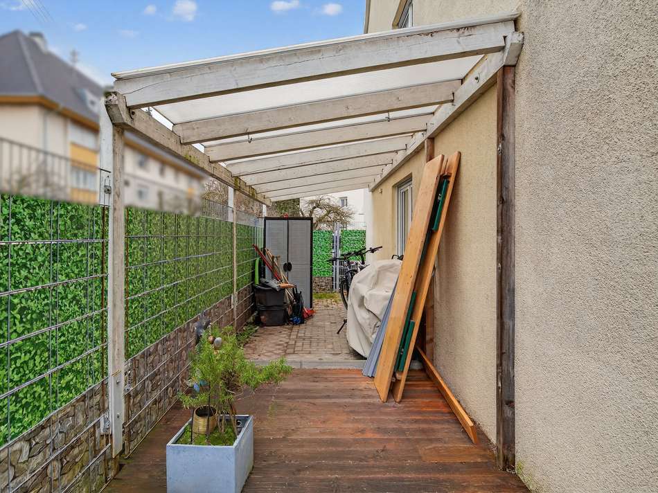 Terrasse neben dem Haus