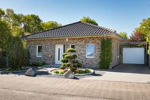 Qualität trifft Lage.
Bungalow mit Niveau in etablierter Lage.