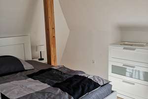 Möblierte 2,5-Zimmer-Dachgeschosswohnung mit EBK in Milbertshofen, München