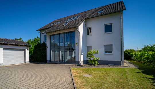 Bild von Modernes attraktives Mehrfamilienhaus mit großem Grundstück in Frankfurt-Sossenheim