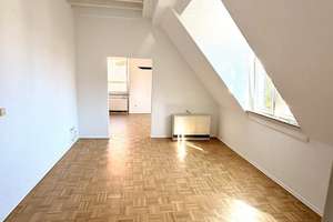 Für Aktive und Individualisten - Charmante Dachgeschosswohnung mit ausgebauter Dachspitze !