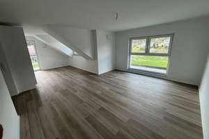 DG-Wohnung in Kupprichhausen: Modern, hell und mit traumhaftem Ausblick I Stellplatz & Balkon