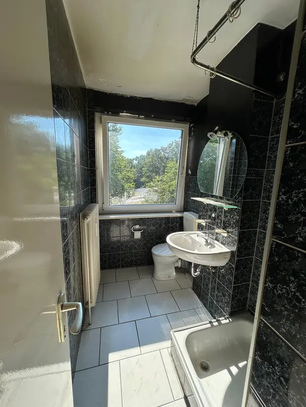 Tageslichtbad mit Dusche und Fenster