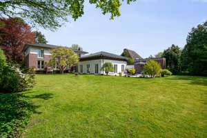 Eine großzügige Villa in erstklassiger Wohnlage. – Die vollständige Adresse der Immobilie erhältst du vom Anbieter., 22359 Volksdorf, Hamburg – Vorschaubild 2